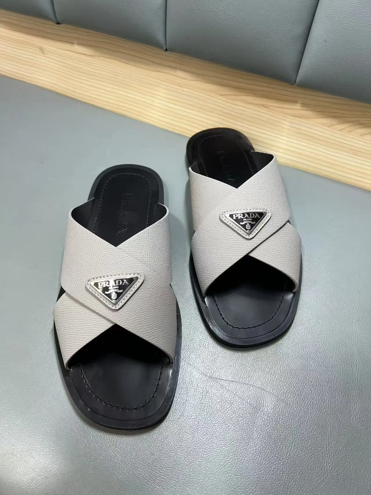340💰PRADA Prada’s latest slippers are synchronized with the official website. This slipper is made of the brand’s unique and iconic Saffiano leather. The brand logo jumps out from the double straps, and the brand style is clearly visible. Cowhide gives men elegant charm and functional design, making it an ideal choice for vacation and leisure. Size:38-45